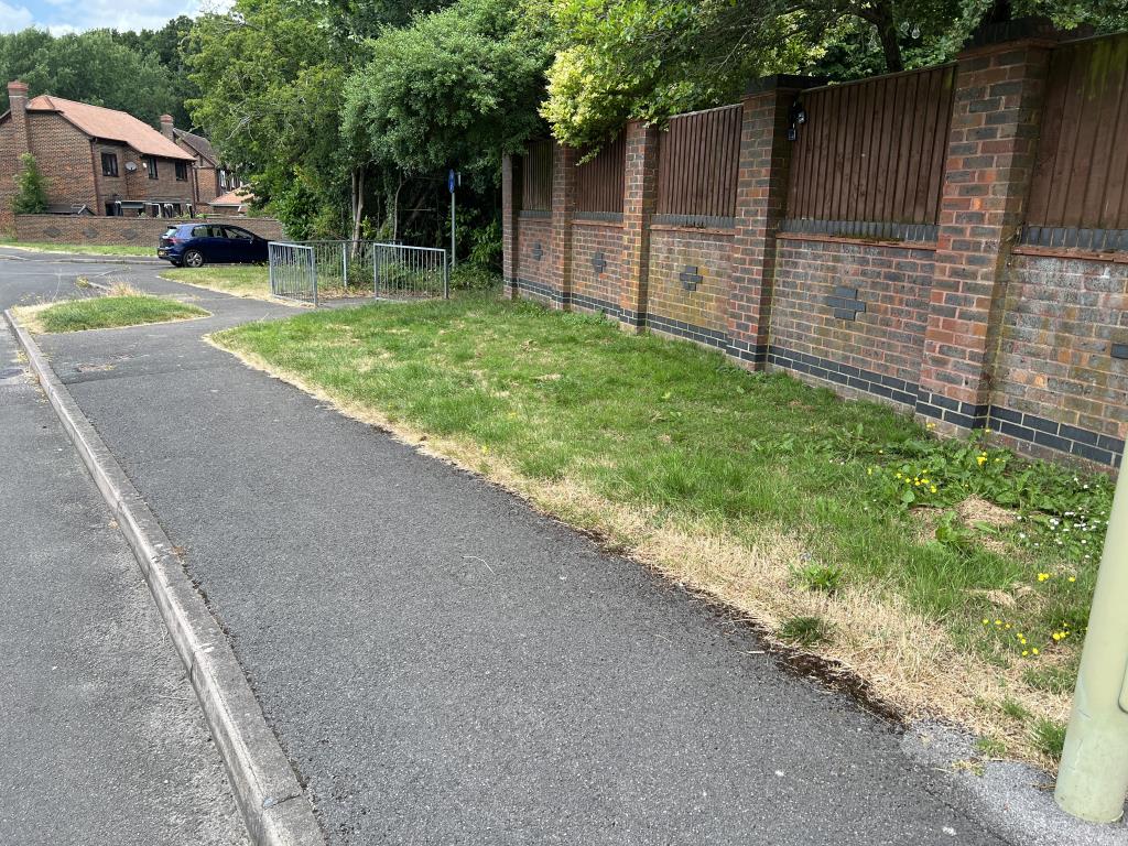 Lot: 42 - FREEHOLD LAND AND ROADWAYS - Land Adjacent Fullerton Way, Tadley